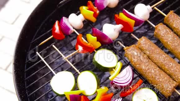烤肉串肉和蔬菜烤架视频