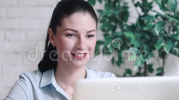 年轻的商务女性在办公桌后微笑视频