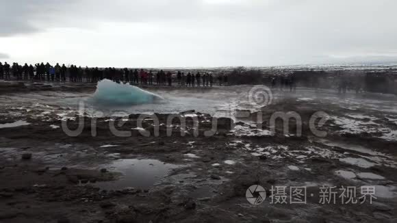 冰岛斯特罗库尔间歇泉缓慢喷发视频