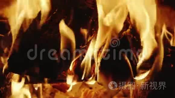 壁炉里燃烧的木头