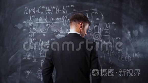 用数学方程反粉笔板的男性视角
