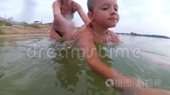 妈妈教孩子在河里游泳视频