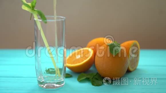喝一杯刚榨的橙汁视频