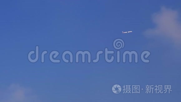 飞机在洁净的蓝天背景下飞行视频