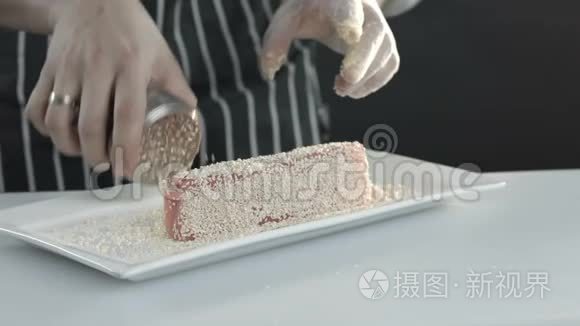 厨师戴手套撒芝麻金鱼片视频