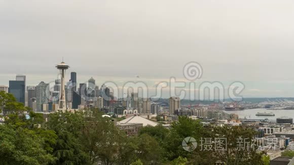 西雅图西部城市景观雷尼尔山和海港4k上空灰色天空的时间推移