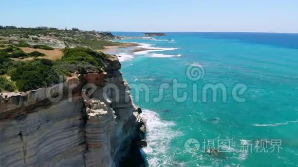 阳光明媚的塞浦路斯岩石地中海海岸鸟瞰图