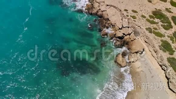 阳光明媚的塞浦路斯岩石地中海海岸鸟瞰图