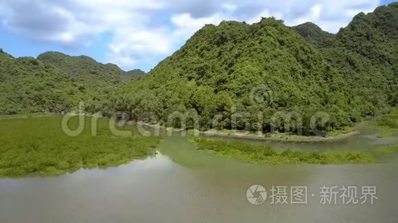 钻过水厂向绿岛海岸移动