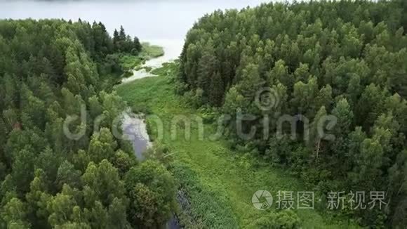 奥维桑卡蜿蜒河流的自然景观视频