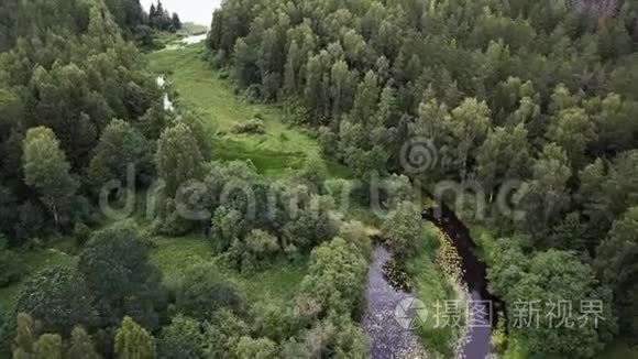 奥维桑卡蜿蜒河流的自然景观视频