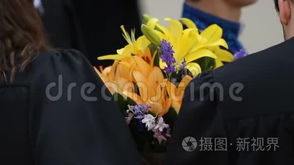 快乐的学生捧着鲜花祝贺毕业视频