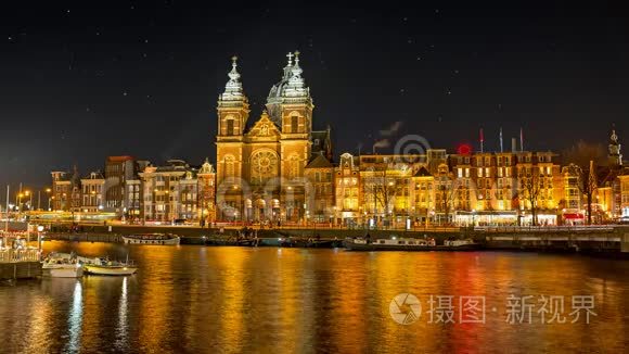 阿姆斯特丹的城市风景，荷兰的圣尼克拉亚斯教堂夜间开放