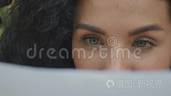 美丽的女孩眼前有纸视频