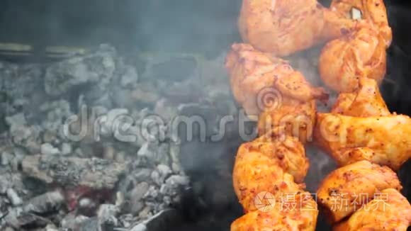 香烤肉串是用煤制美食炒的视频