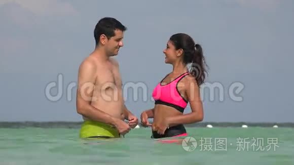 在海洋中穿浴衣的男女夫妇