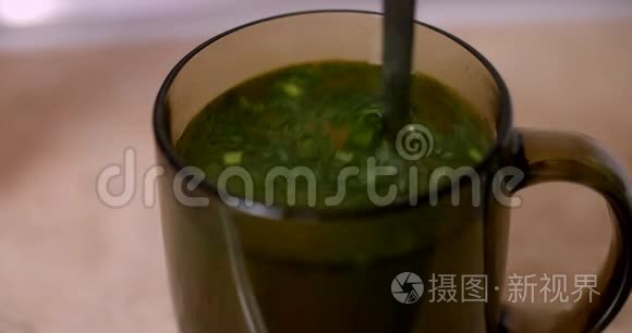 鸡汤杯与草药混合视频