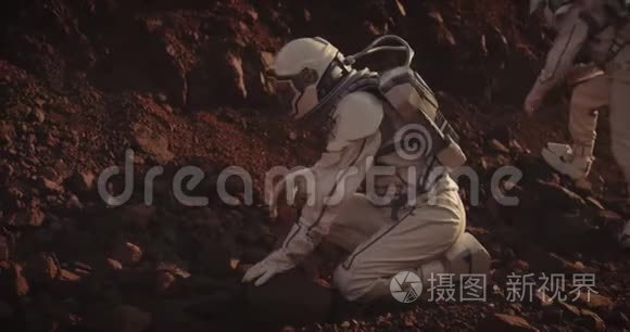 宇航员在火星上采集岩石样本视频