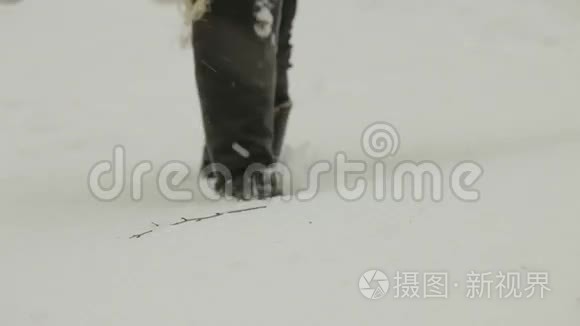 女人走过深雪视频