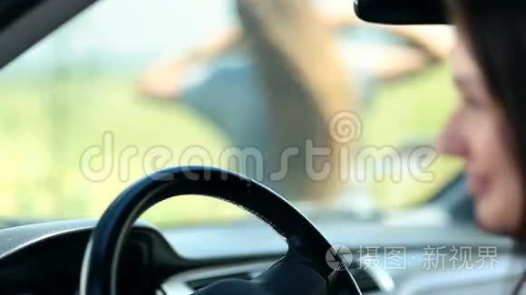 女人的手在汽车方向盘上滑动视频