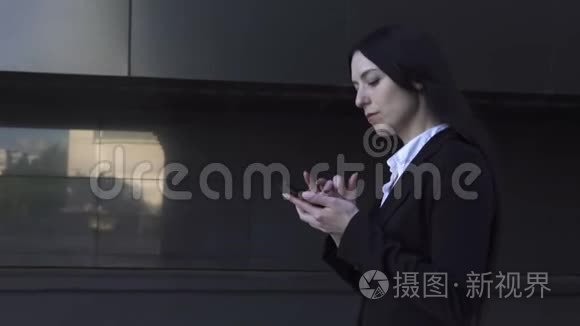 商务女性走路和打电话视频