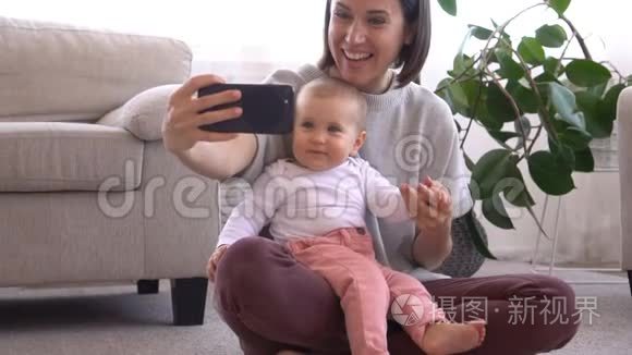 妈妈和宝贝女儿一起用手机自拍视频