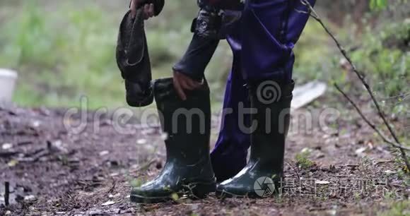 男人在森林里穿湿靴