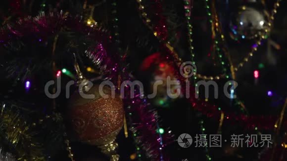 一棵装饰圣诞树的新年背景