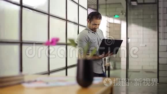 亚洲商人手提电脑办公思维视频