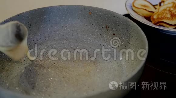 把薄煎饼铺在锅里视频