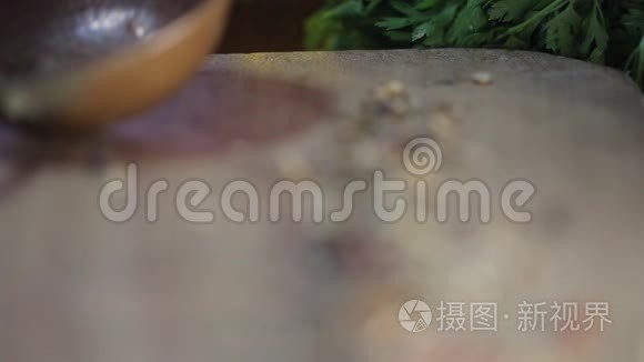 摄像机正在关注香料的特写镜头视频