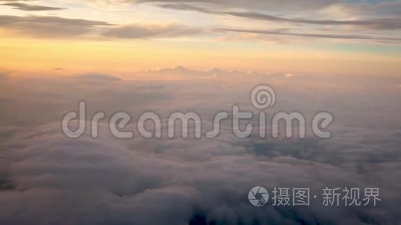 通过飞机窗户观看日落的美妙景色。 空中旅行