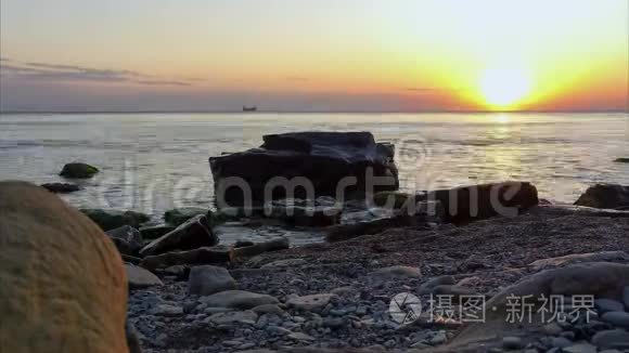 在平静的海面上夕阳西下视频