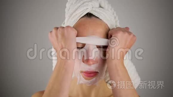 美丽的女性使用面膜保湿视频
