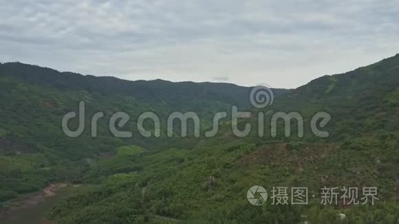 雄蜂在山下的青山之间展示了一个图形峡谷