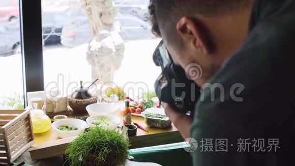 专业摄影师在餐厅拍摄食物