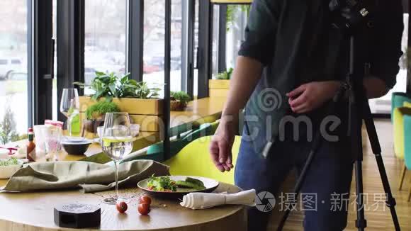 专业摄影师在餐厅拍摄食物视频