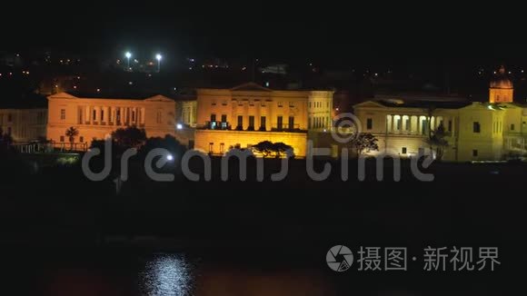 马耳他瓦莱塔海岸线和市中心的全景夜景，该市有4k的不同地标