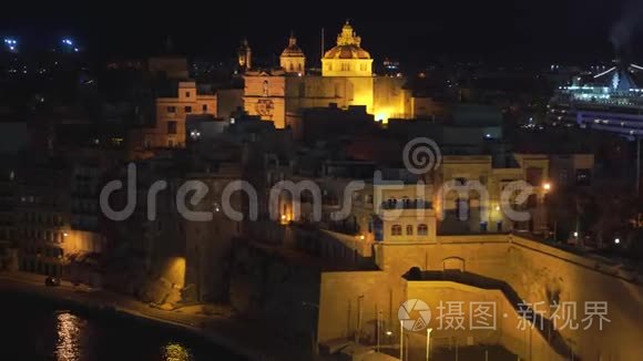 马耳他瓦莱塔海岸线和市中心的全景夜景，该市有4k的不同地标