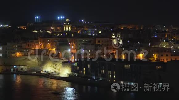 马耳他瓦莱塔海岸线和市中心的全景夜景，该市有4k的不同地标