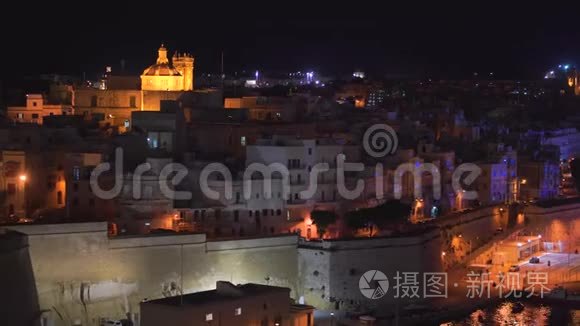 马耳他瓦莱塔海岸线和市中心的全景夜景，该市有4k的不同地标