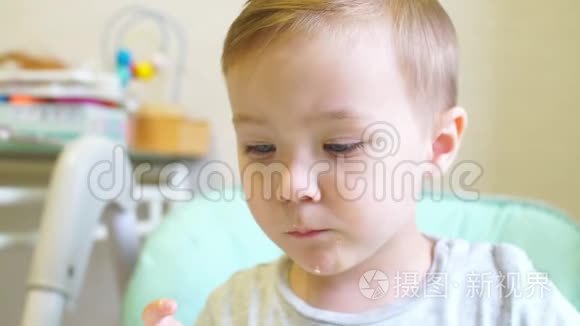 小男孩在厨房里吃糕点视频