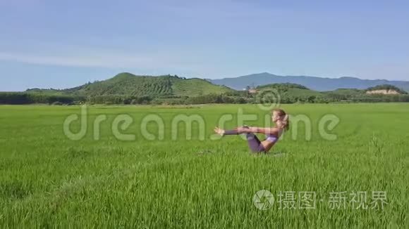 男主角女孩在青丘晴空做瑜伽视频