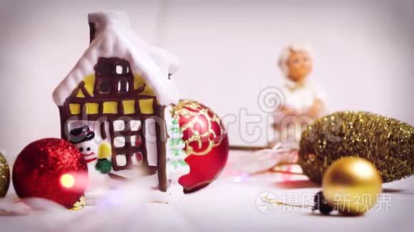 新年的静物`有房子、天使、红黄相间的圣诞树玩具和闪光