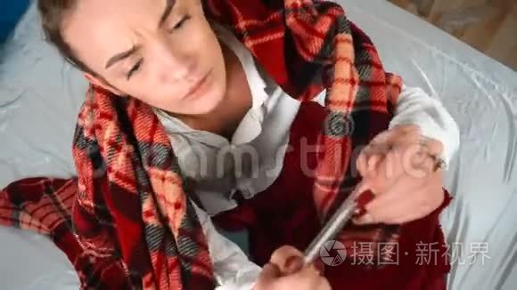 生病的女孩在床上服用了体温和白蚁