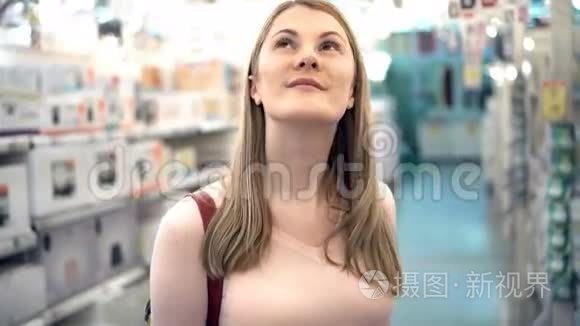 商店里漂亮迷人的年轻女人。 兰普斯查迪利耶部门。 消费主义概念。