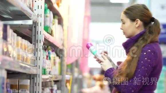 女人选择超市里的家用化学品