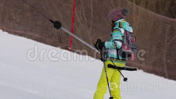 业余滑雪女孩搭电梯视频