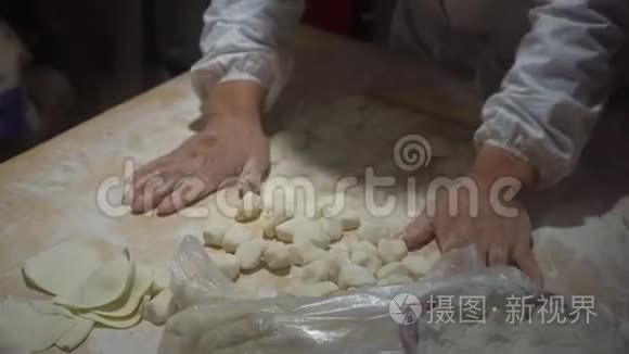 手工拍摄的中国厨师烹饪著名的中国饺子与各种填充。 游中国概念.. 中文