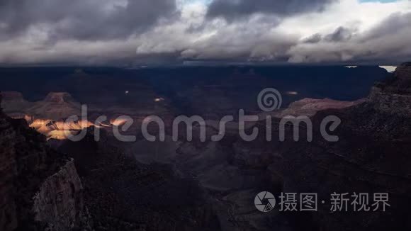 光在大峡谷上空穿过云层视频